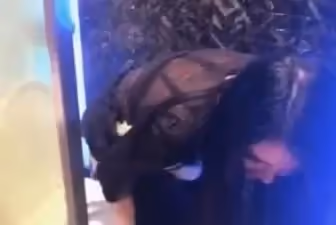 女神級美女和炮友劇情演繹-酒吧唱歌上廁所被人闖進來硬幹!