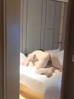 讓朋友勾引女朋友綠帽奴藏在廁所偷看