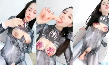 馬尾辮蜘蛛俠情開檔趣裝胸前割開露奶子蜜桃美乳翹起掰穴乳暈滴蠟極度淫騷弔帶黑絲更是誘人.