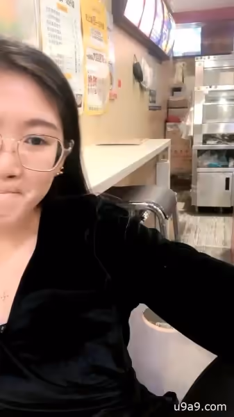 炸雞店騷老闆娘廚房偷歡！狼友遠程指揮揉豪乳掰嫩穴，脫褲露逼求圍觀調教