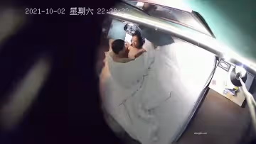 【高清 安防攝像頭】上帝視角 初嘗性愛禁果的年輕小情侶激烈做愛 射完了研究套里的精液 對話清晰 高清720P版