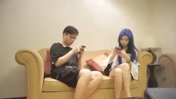 眼鏡熟男與藍發女神狂野纏綿，靈活舌頭服務到位，淫蕩嬌吟中盡享極致快感。