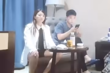 女士著優雅西裝展現傲人曲線，黑絲美腿勾人魂魄，欲罷不能地狂野交織
