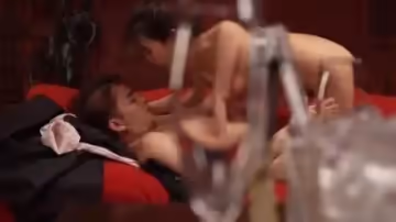 風騷老闆娘親自接待男翻譯，酒吧包間瘋狂做愛高潮迭起！