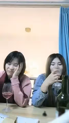 變態哥套路兩個工廠妹子回家喝酒下藥灌倒一塊干苗條妹子藥力不夠醒來拚命反抗.