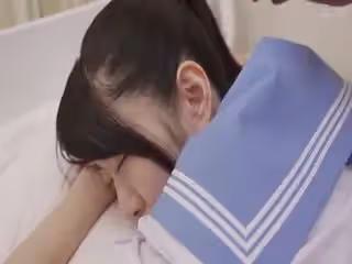 夜襲人在保健室睡覺的少女學生按摩棒調教穿著運動短褲的少女