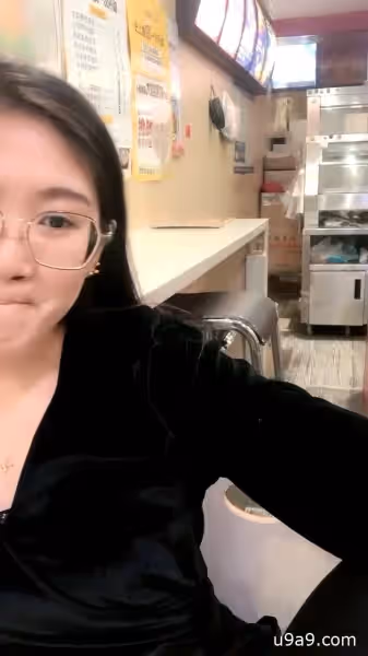 炸雞店老闆娘深夜偷開直播！廚房揉捏騷奶露點，脫褲掰開濕穴任狼友指揮玩弄，刺激噴水！