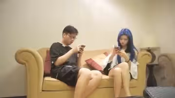 眼鏡胖哥與藍發美女激情纏綿 舌吻吞吐玩弄後狂插直至高潮