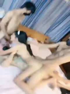 乖巧甜美00後嫩妹！多人群P雙洞齊插！一堆妹子輪番上，三男雙洞齊開嘴裡再插個，極度淫亂名場面