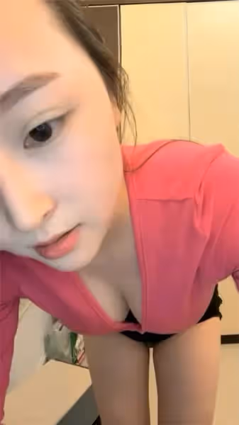 你的尤物聽話女友！全裸秀美乳粉穴誘惑十足，擼得雞兒紅腫停不下來！