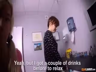 紋身館裡享受短髮紋身師的誘人肉體
