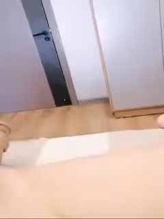 苗窕騷貨道具自慰,寵物一旁看的也想干2