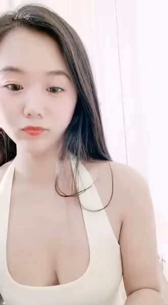 清秀新人妹小背心丁字褲致命誘惑！撩衣揉奶扭腰浪叫，掰開多毛嫩穴拍打特寫，緊緻小逼任君品嘗！