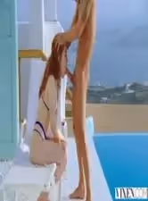 皮膚白皙長發美女JiaLissa海景房泳池邊和長吊小哥啪啪多種姿勢換著操逼逼很粉嫩毛也是金黃的