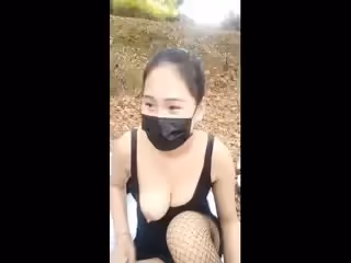 大奶美女主播穿著網襪和粉絲炮友在戶外小山坡野戰這樣的位置很容易被人發現的