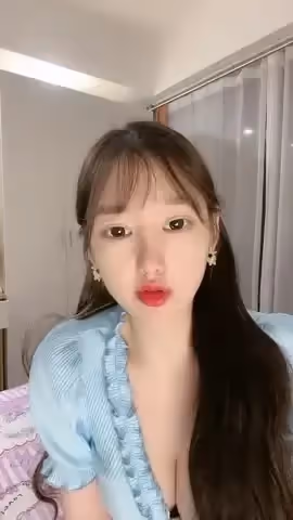 顏值區極品美女下播前給大家小秀一波，鏡頭拿到下面沒穿內褲，掰開極品粉穴特寫，掏出白嫩美乳揉捏真粉嫩