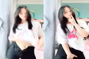 清純美少女小周妹妹閨房自慰實錄：粉嫩小穴揉捏特寫，乳頭磨蹭陰蒂，美臀誘惑讓人慾火焚身！