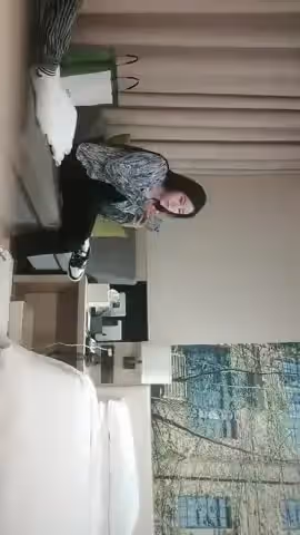 戰神小利花臂紋身外圍小姐姐，撩下內衣吸吮奶子，鏡頭前舌吻揉穴調情，主動騎乘套弄，扶腰後入打樁