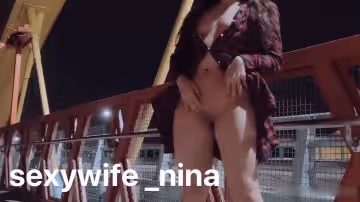 挑战天桥露出羞耻play！户外大胆自慰高潮，路人偷拍视角全记录