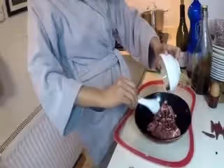 北京嫩模瑤瑤御姐范和男友裸體在廚房一邊做菜一邊被玩逼