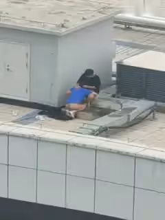 小情侶尋刺激跑天台啪啪