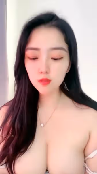 極品巨乳尤物！雪白美乳晃到你頂不住 滿屏肉浪正點爆射 每幀都想舔屏！