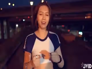 微電影【健身教練把正在做夜跑運動的少女操了】
