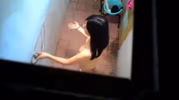 偷拍房東的小女兒洗澡，好漂亮，好白，奶子好粉嫩，好想插她.