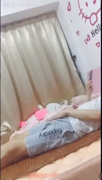 我拿著手機看A片手淫_女友穿著性感仙女裝衝進我房間_生氣說；老公你手淫都不操我