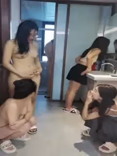 在女友面前操她的閨蜜們，太刺激了