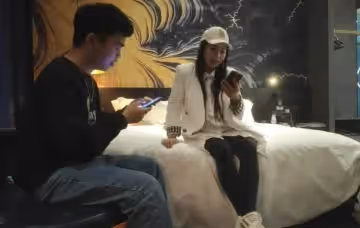 酒店約出來賺奶粉錢的兼職孕婦自稱還會看相.