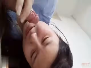 清純學生妹跪姿口交侍奉 舌尖纏繞大肉棒不停吞吐 嫩穴濕透求男友狠狠疼愛