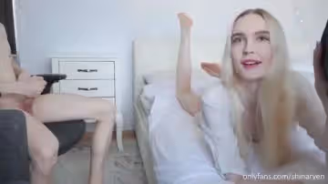 戴綠帽子看著他的女朋友被一個朋友性交內射