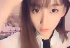 清純可愛都學生妹子，為幫補家計開啟自慰直播秀，很是誘惑