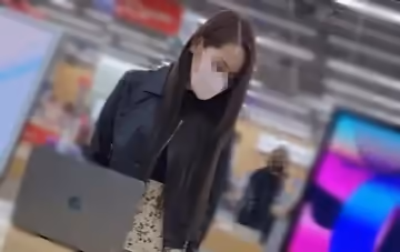 【個人】少女酒吧美女店主，為了抵抗假日的誘惑，硬是在室外露出陰部，美腿苗條的肢體大量中出