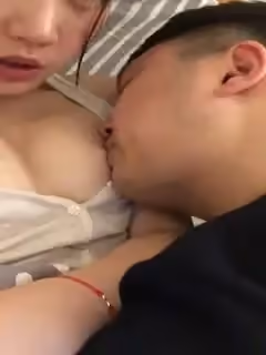 這奶頭被我吸到好硬啊.