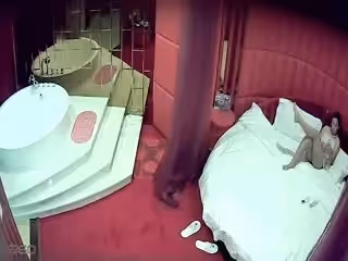 酒店360監控TP騷女打電話約情夫過來啪啪非常會玩的一對還不時拿手機出來自拍一下