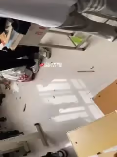 河南鶴壁技師學院發生一起校園欺凌事件有學生手持板凳多次砸向另一名學生頭部