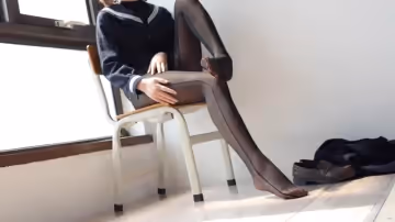 超薄黑絲連體襪包裹美腿極致誘惑！制服妹子濕身挑逗等你來戰！