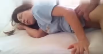 美女被男友各種動作爆插,表情既享受又痛苦.