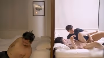 報復同事，當面強姦他的巨乳妻子的。
