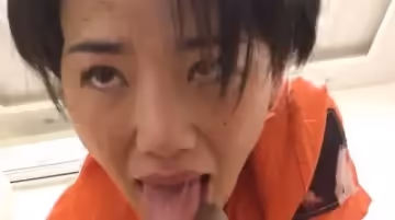 大眼妹認真吃雞巴
