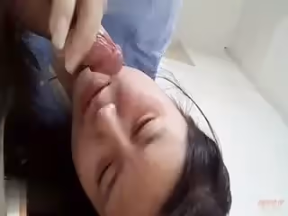清純學妹跪舔男友巨根 口水直流呻吟不斷 校服妹口交深喉絕技