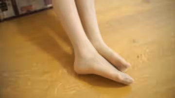 jk制服上衣配上肉絲絲襪強勢入鏡的。