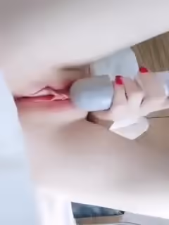 年輕女孩鮮嫩的肉體，被蹂躪了也會很快恢復的