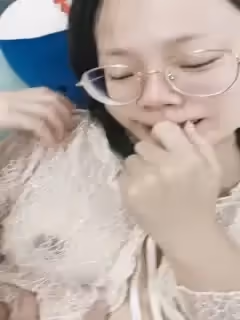 悶騷四眼妹