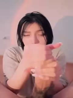 自拍#極品短髮騷貨給大吊男友擼管