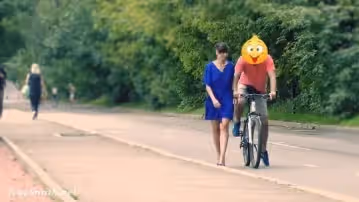大街上衣服被自行車勾掉路人有什麼反應