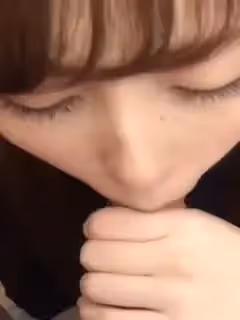 漂亮的大奶妹子穿黑絲給我口交