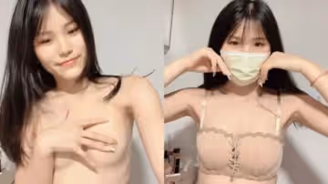 02年高顏值活潑美女，大姨媽還沒走完就秀，小舌頭舔著假屌，振動棒磨蹭粉穴，浪叫呻吟一臉淫蕩1